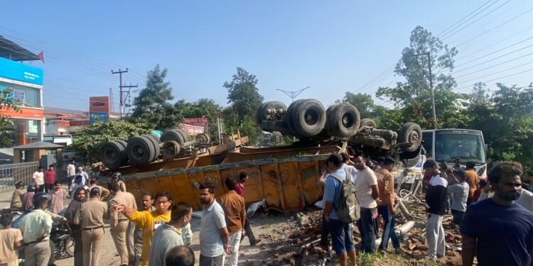 सीमेंट के कट्टों से लदा ट्रक अनियंत्रित होकर पलटा, एक की मौत, दो धायल