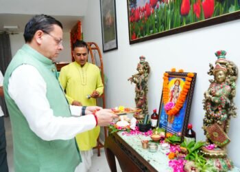 मुख्यमंत्री पुष्कर सिंह धामी ने&nbsp; आयुर्वेद दिवस पर भगवान धन्वन्तरि की पूजा-अर्चना कर प्रदेशवासियों के आरोग्य, सुख-समृद्धि एवं खुशहाली की कामना की।