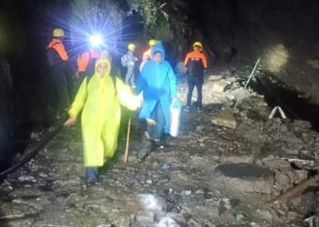 चीड़बासा स्लाइडिंग जोन में संयुक्त रेस्क्यू अभियान चलाकर 1500 यात्रियों को सुरक्षित पहुंचाया गौरीकुंड