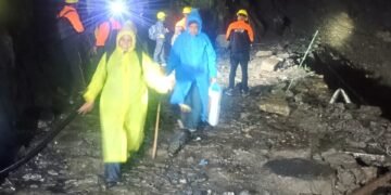 चीड़बासा स्लाइडिंग जोन में संयुक्त रेस्क्यू अभियान चलाकर 1500 यात्रियों को सुरक्षित पहुंचाया गौरीकुंड
