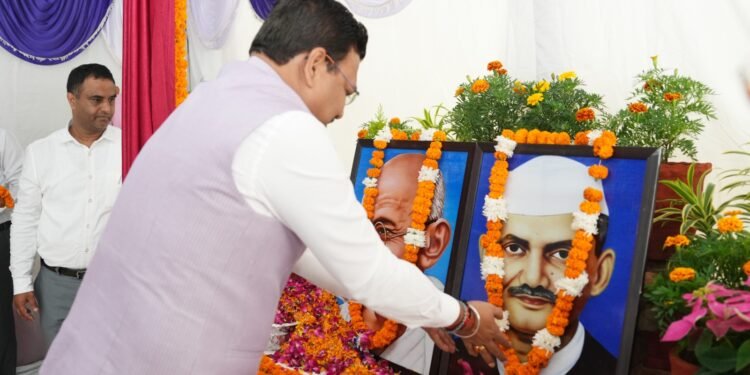 मुख्य सचिव आनन्द बर्द्धन ने राष्ट्रपिता महात्मा गांधी एवं पूर्व प्रधानमंत्री लाल बहादुर शास्त्री की जयंती पर उनके चित्रों पर माल्यार्पण कर श्रद्धासुमन अर्पित किए।