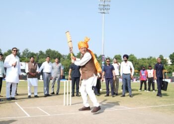नमो क्रिकेट लीग में मुख्यमंत्री धामी ने खिलाड़ियों के साथ खेला क्रिकेट, बढ़ाया युवा खिलाड़ियों का उत्साह
