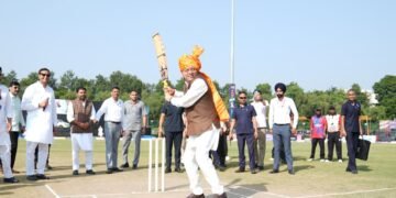 नमो क्रिकेट लीग में मुख्यमंत्री धामी ने खिलाड़ियों के साथ खेला क्रिकेट, बढ़ाया युवा खिलाड़ियों का उत्साह