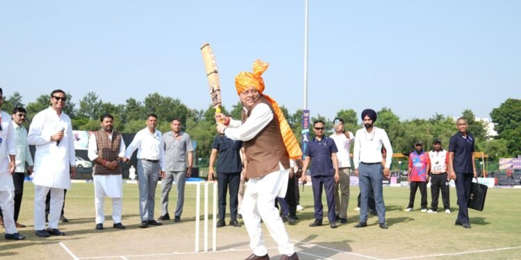 नमो क्रिकेट लीग में मुख्यमंत्री धामी ने खिलाड़ियों के साथ खेला क्रिकेट, बढ़ाया युवा खिलाड़ियों का उत्साह