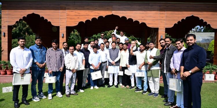 हरियाणा के युवाओं ने मुख्यमंत्री से साझा किए उत्तराखण्ड भ्रमण के अनुभव