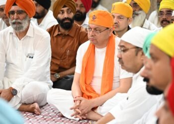 सेवा संकल्प अभियान’ के तहत नानकमत्ता पहुंचे मुख्यमंत्री धामी, स्वच्छता अभियान में किया श्रमदान