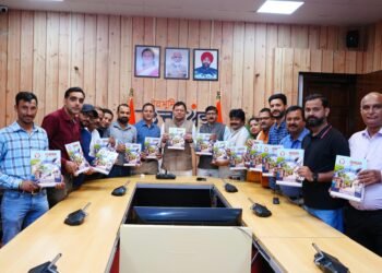 मुख्यमंत्री पुष्कर सिंह धामी ने उत्तराखंड प्रेस क्लब की स्मारिका ‘गुलदस्ता’ का किया विमोचन