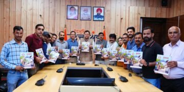 मुख्यमंत्री पुष्कर सिंह धामी ने उत्तराखंड प्रेस क्लब की स्मारिका ‘गुलदस्ता’ का किया विमोचन
