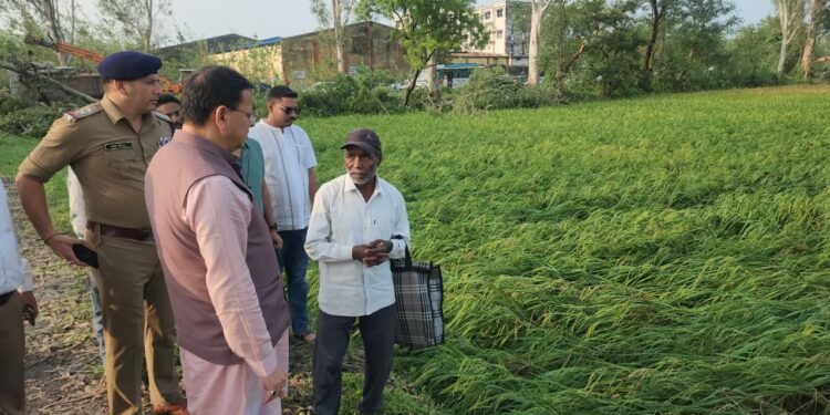 बाजपुर में हुई भीषण ओलावृष्टि, सूचना मिलते ही प्रभावित किसानों के बीच पहुंचे मुख्यमंत्री धामी