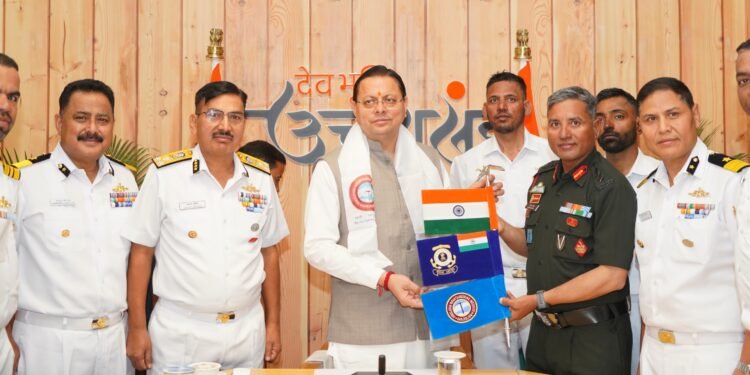 माउंट मुकुट ईस्ट का ऐतिहासिक आरोहण कर लौटे भारतीय तटरक्षक बल एवं एचएमआई के संयुक्त अभियान दल का मुख्यमंत्री ने किया फ्लैग-इन
