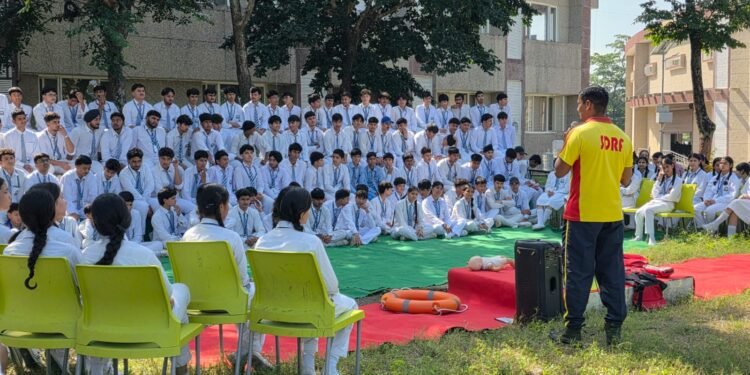 होली एंजल स्कूल के 240 छात्र-छात्राओं एवं शिक्षकों ने एसडीआरएफ वाहिनी मुख्यालय का किया शैक्षिक भ्रमण, सीखी आपदा प्रबंधन की बारीकियां