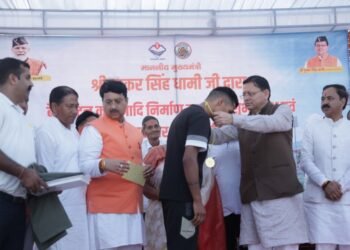 मुख्यमंत्री पुष्कर सिंह धामी ने बनबसा मिनी स्टेडियम में बैडमिंटन कोर्ट सहित विभिन्न विकास कार्यों का किया शुभारंभ एवं शिलान्यास