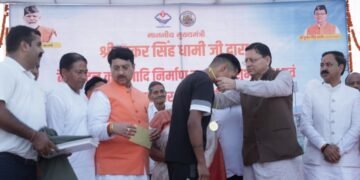मुख्यमंत्री पुष्कर सिंह धामी ने बनबसा मिनी स्टेडियम में बैडमिंटन कोर्ट सहित विभिन्न विकास कार्यों का किया शुभारंभ एवं शिलान्यास