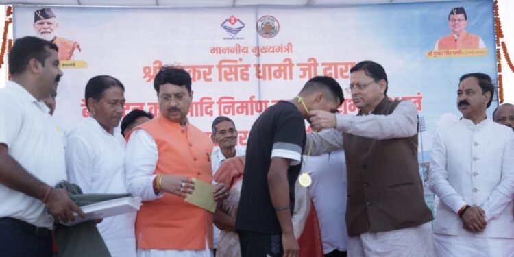 मुख्यमंत्री पुष्कर सिंह धामी ने बनबसा मिनी स्टेडियम में बैडमिंटन कोर्ट सहित विभिन्न विकास कार्यों का किया शुभारंभ एवं शिलान्यास