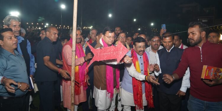 मुख्यमंत्री पुष्कर सिंह धामी ने हिंदू नेशनल कॉलेज में किया रावण दहन