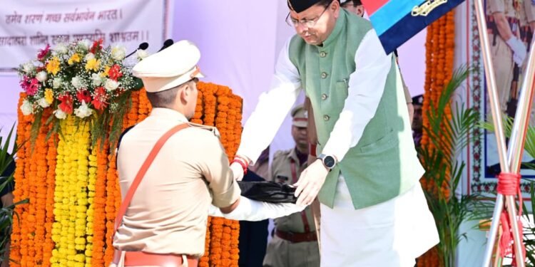 मुख्यमंत्री ने पुलिस स्मृति दिवस पर शहीद जवानों को दी श्रद्धांजलि, परिजनों को किया सम्मानित