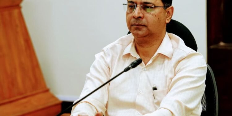 विकास परियोजनाओं की बाधाओं को दूर करने के लिए विभागीय समन्वय एवं समयबद्ध कार्यवाही पर जोर- सचिव लोनिवि