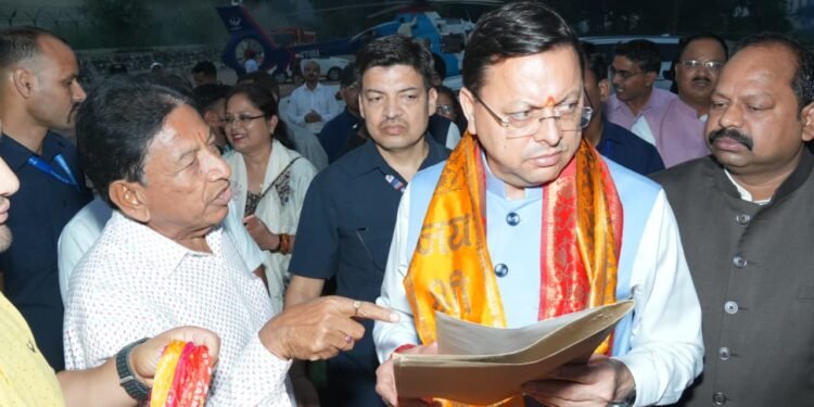 मुख्यमंत्री ने सुनीं जनसमस्याएं, अधिकारियों को दिए त्वरित समाधान के निर्देश।