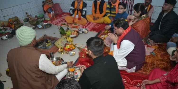 मुख्यमंत्री पुष्कर सिंह धामी ने पैतृक गांव हड़खोला स्थित श्री हरि चंद देवता मंदिर में की पूजा-अर्चना