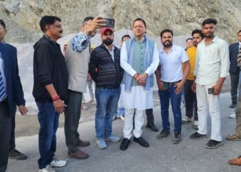 श्रीनगर से सड़क मार्ग से देहरादून लौटते हुए मुख्यमंत्री धामी ने किया राष्ट्रीय राजमार्ग का स्थलीय निरीक्षण