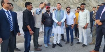 श्रीनगर से सड़क मार्ग से देहरादून लौटते हुए मुख्यमंत्री धामी ने किया राष्ट्रीय राजमार्ग का स्थलीय निरीक्षण