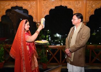 मुख्यमंत्री पुष्कर सिंह धामी ने धर्मपत्नी गीता धामी के साथ मनाया करवाचौथ पर्व