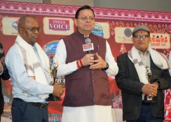 मुख्यमंत्री धामी ने अपने शिक्षकों के चरण स्पर्श कर लिया आशीर्वाद, वर्षों बाद गुरु-शिष्य के मिलन का भावुक क्षण बना यादगार