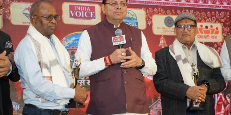 मुख्यमंत्री धामी ने अपने शिक्षकों के चरण स्पर्श कर लिया आशीर्वाद, वर्षों बाद गुरु-शिष्य के मिलन का भावुक क्षण बना यादगार
