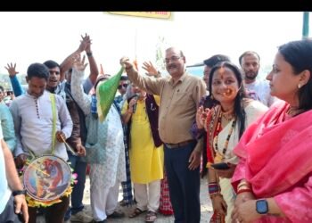 लोक संस्कृति के रंगों से गूंजा स्वच्छता का संदेश, नगर आयुक्त ने हरी झंडी दिखाकर स्वच्छता रैली का किया शुभारंभ