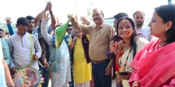 लोक संस्कृति के रंगों से गूंजा स्वच्छता का संदेश, नगर आयुक्त ने हरी झंडी दिखाकर स्वच्छता रैली का किया शुभारंभ