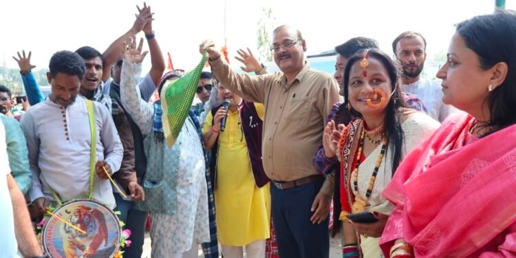 लोक संस्कृति के रंगों से गूंजा स्वच्छता का संदेश, नगर आयुक्त ने हरी झंडी दिखाकर स्वच्छता रैली का किया शुभारंभ